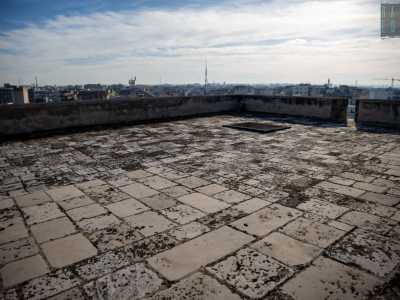 ...che permette di accedere al terrazzo ricoperto di chianche